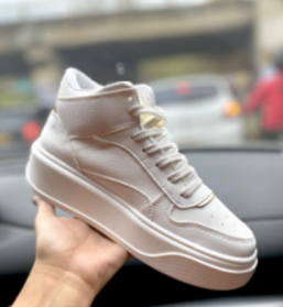 ZAPATILLAS BLANCAS EN BOTAS